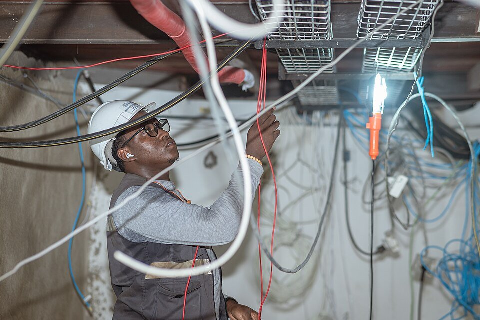 Elektricien aan het werk aan een installatie