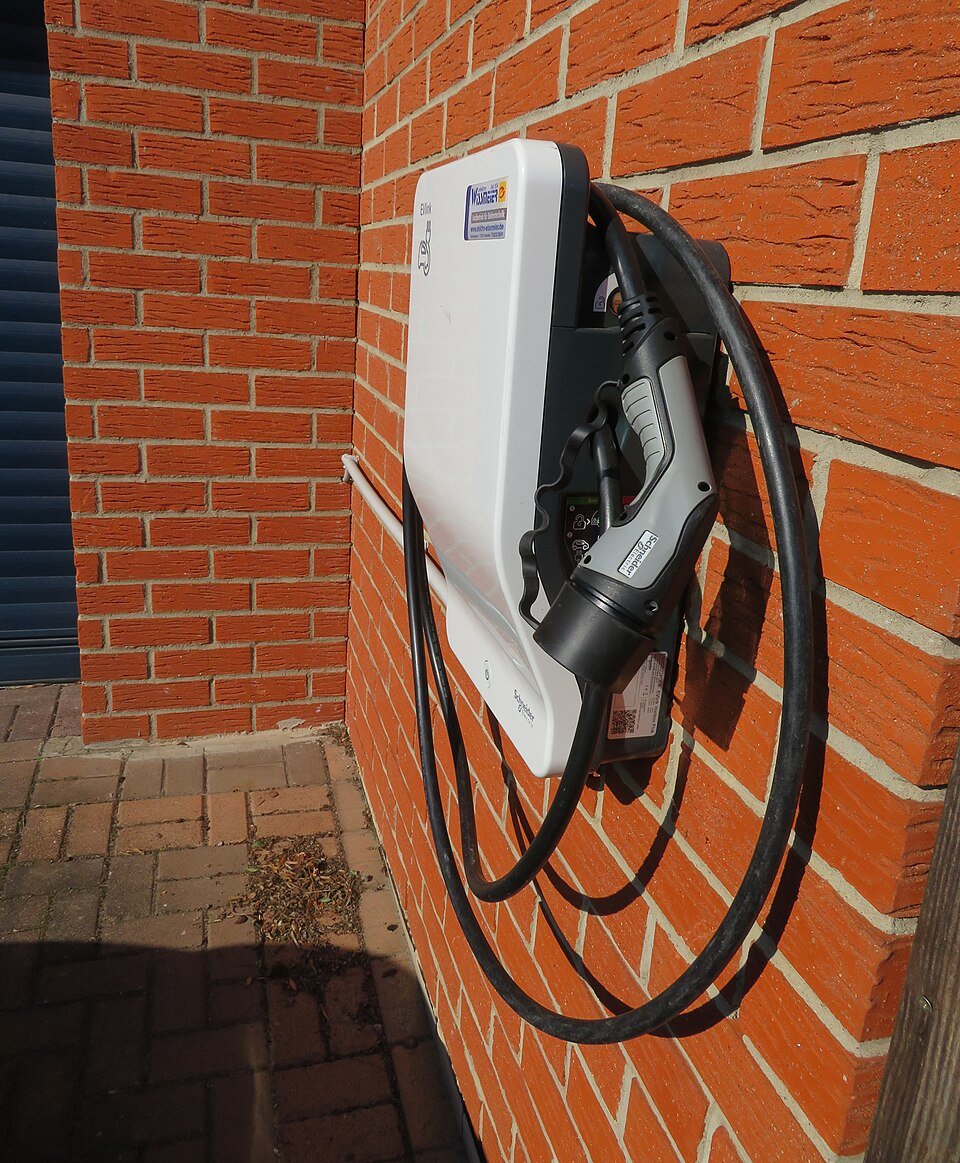 Laadvoorziening aan de buitenmuur van een garage